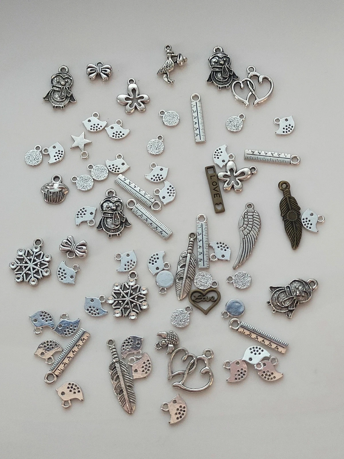 Mélange de 60 breloques en métal Lot n°6768